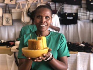 Rwandan Women's Cooperative Turns Beeswax Into Candles